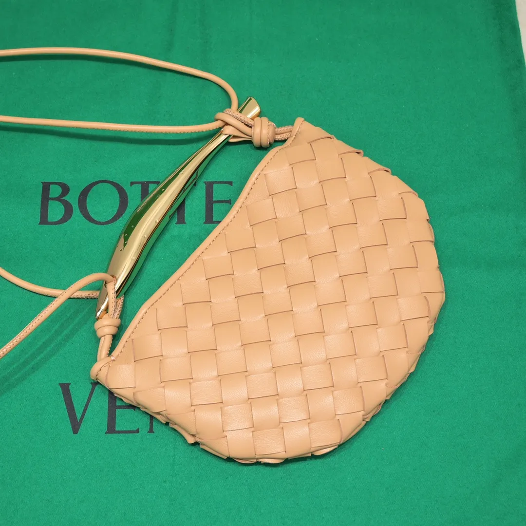 Batch of 1360 BV Mini Sardine is coming‼ ️Super high-end, stainless steel hardware + 24k real gold plating process, fish scales (concave and convex positions) are the finishing touch, the sardine bag that can be carried cross-body is completely beautiful to the heart. The metal element handle and weaving are perfectly combined to completely integrate the artistic sense and elegance and fashion. It is really like a work of art🏺The large size is elegant, the small size is exquisite and cute, a must-have item for fashionistas, and the details are perfectly reproduced. Style number: 6680# Size 20*12*2.5